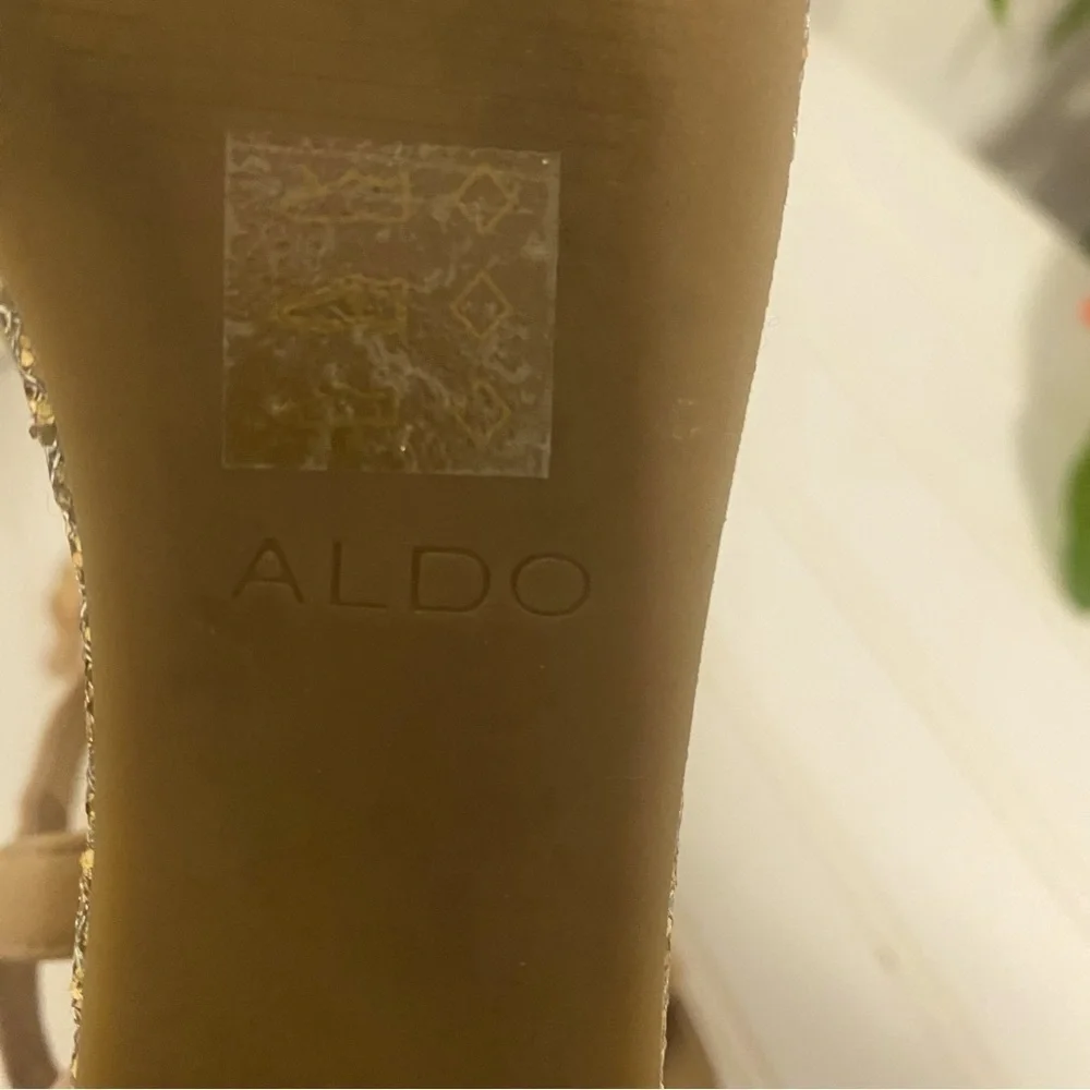 Aldo Women’s Tan with Gold Chunky Platform Sandals Y2K Size 6 Flaw On One Shoe